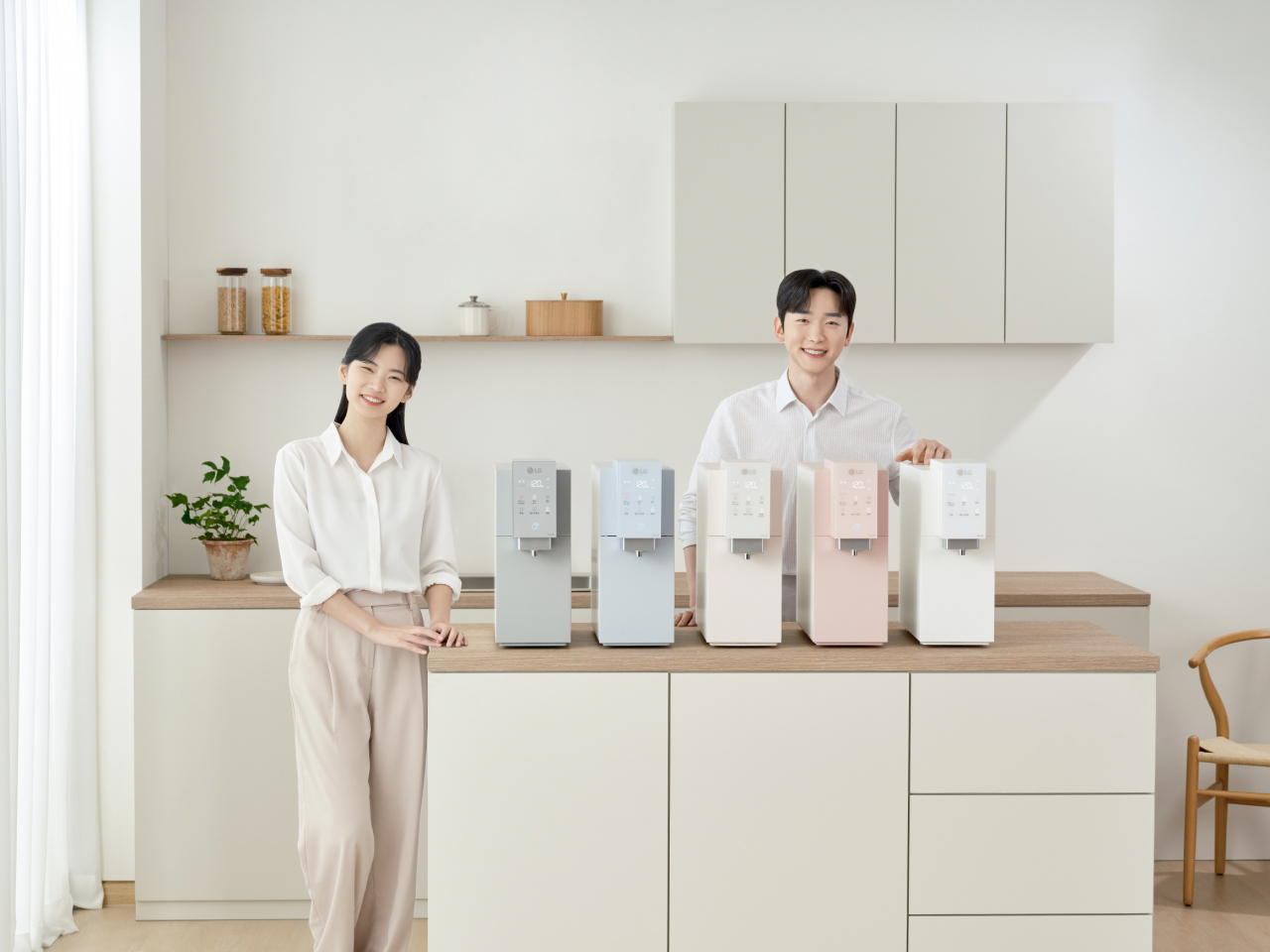 LG전자가 음성인식 기능을 적용한 퓨리케어 오브제컬렉션 정수기를 지난 1일 국내 최초 출시했다. 카밍 페블 그레이(왼쪽부터), 카밍 크림 스카이, 카밍 베이지, 카밍 핑크, 카밍 크림 화이트 등 오브제컬렉션 컬러가 적용된 신제품. [LG전자 제공]
