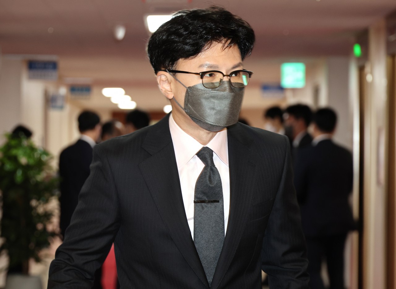 한동훈 법무부 장관이 2일 오전 정부서울청사에서 열린 국무회의에 참석하고 있다. [연합]