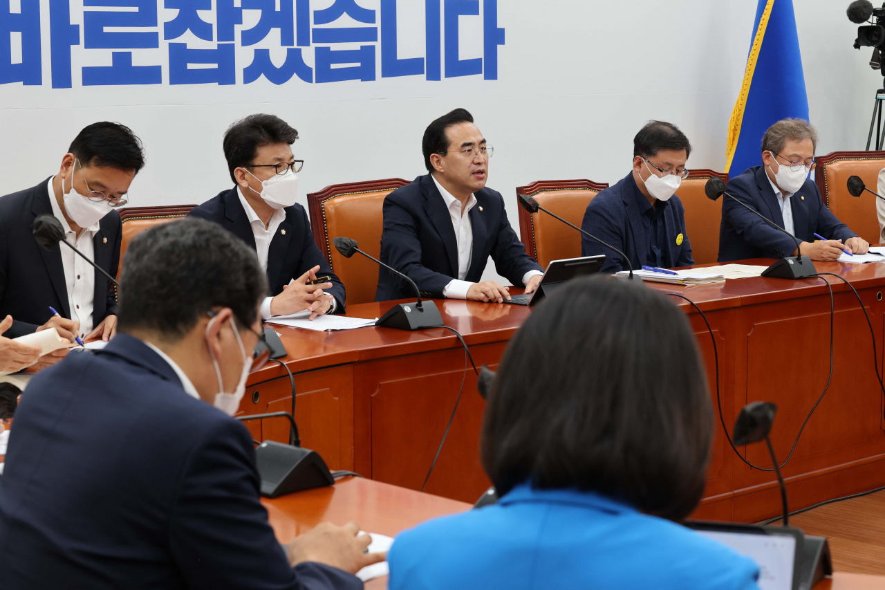 박홍근 더불어민주당 원내대표가 2일 서울 여의도 국회에서 열린 원내대책회의에서 발언하고 있다. [이상섭 기자]