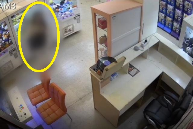 한 여성이 경기 김포의 한 무인 인형뽑기방에서 대변을 보는 장면이 내부 CCTV에 찍혔다. 관련 모습. [KBS뉴스 영상]