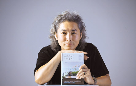 10년간 아들에게 보낸 편지 77편을 엮어 책을 펴낸 배기표 대표는 “이 세상 모든 아빠들이 다 위대하다. 아이들과 사소한 것부터 공유하면서 유대를 강화하면 좀더 나은 사회가 될 것이다”고 했다. 임세준 기자