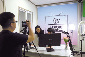 포스코ICT 장애인 유튜브 운영자 양성 프로그램에서 영상제작을 실습하고 있다. [포스코ICT 제공]