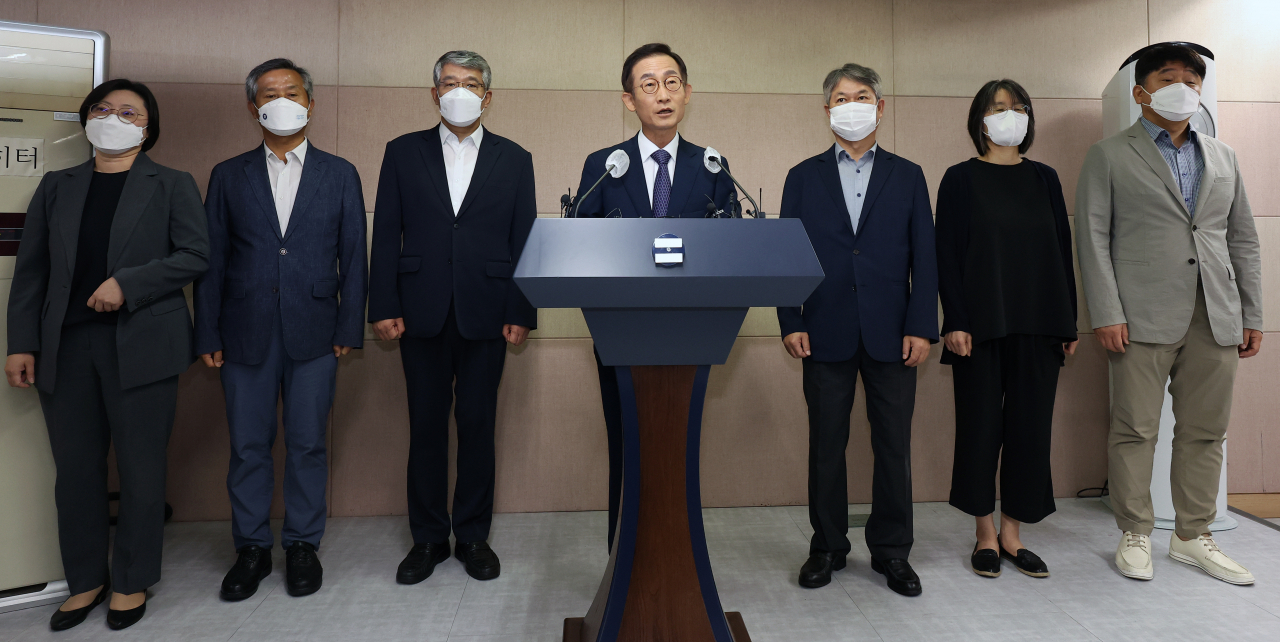 김호철(가운데) 위원장 등 국가경찰위원회 위원들이 2일 서울 서대문구 경찰청사에서 경찰국 강행 유감 표명 기자회견을 하고 있다. [연합]