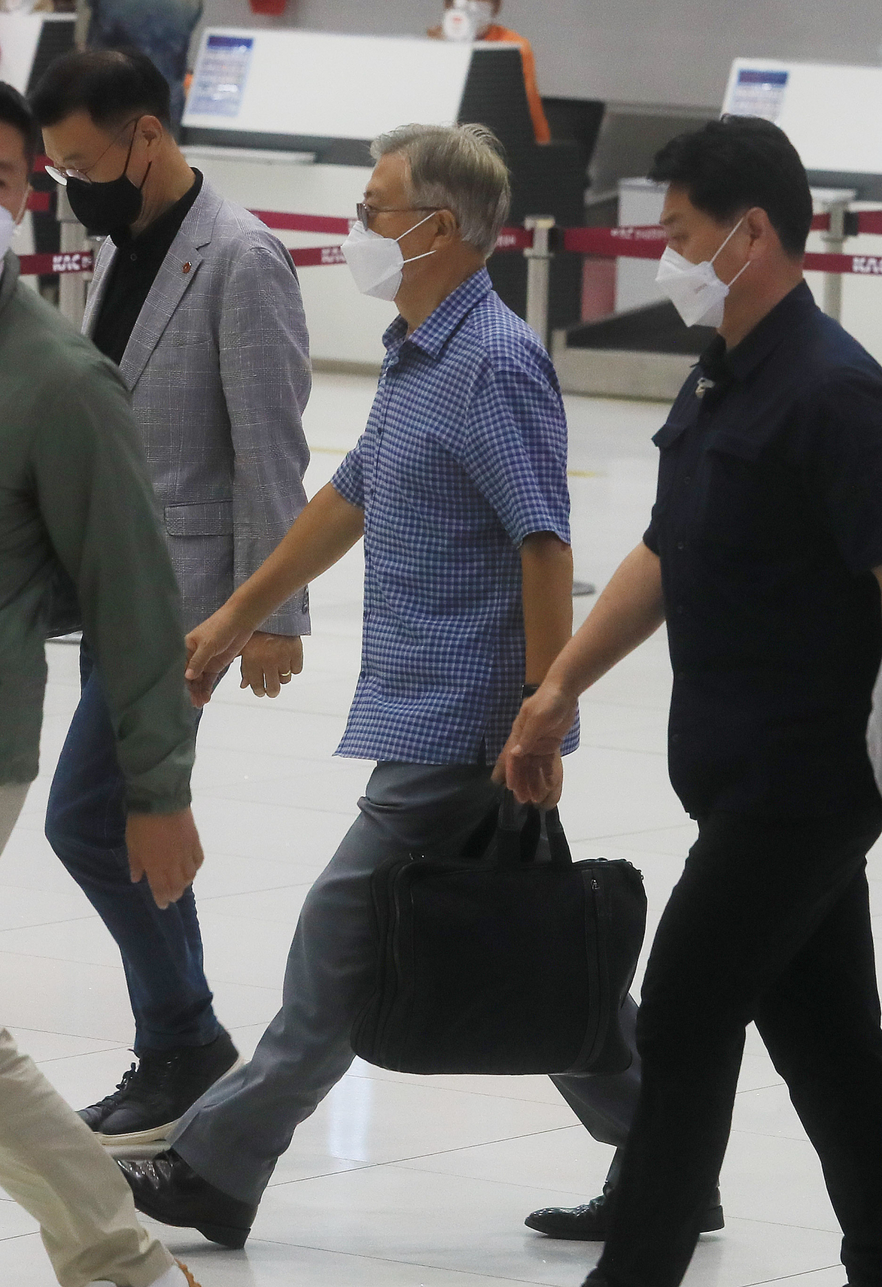 1일 오후 여름 휴가차 제주공항에 도착한 문재인 전 대통령. 문 전 대통령은 1주일간 제주에 머물며 휴양할 예정인 것으로 알려졌다. [연합]
