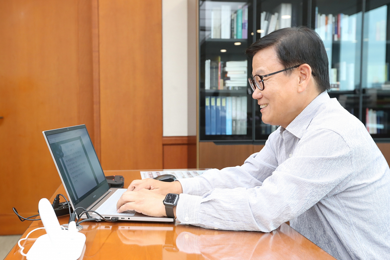 이원덕 우리은행장이 행내 시스템으로 ‘나에게 쓰는 편지’를 작성하고 있다. 이 행장은 자율 영업문화 정착을 위해 이번 이벤트에 가장 먼저 참여했다.