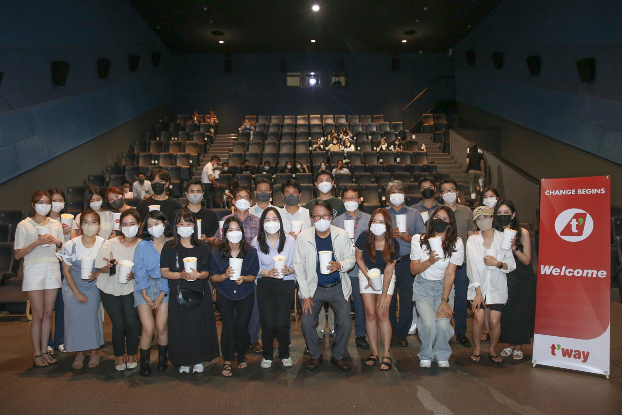1일 롯데시네마 김포공항점에서 정홍근(첫줄 오른쪽부터 다섯번째) 티웨이항공 대표와 임직원들이 8월 전 직원 복귀를 기념해 영화 ‘비상선언’을 함께 관람한 뒤 기념사진을 찍고 있다. [티웨이항공 제공]