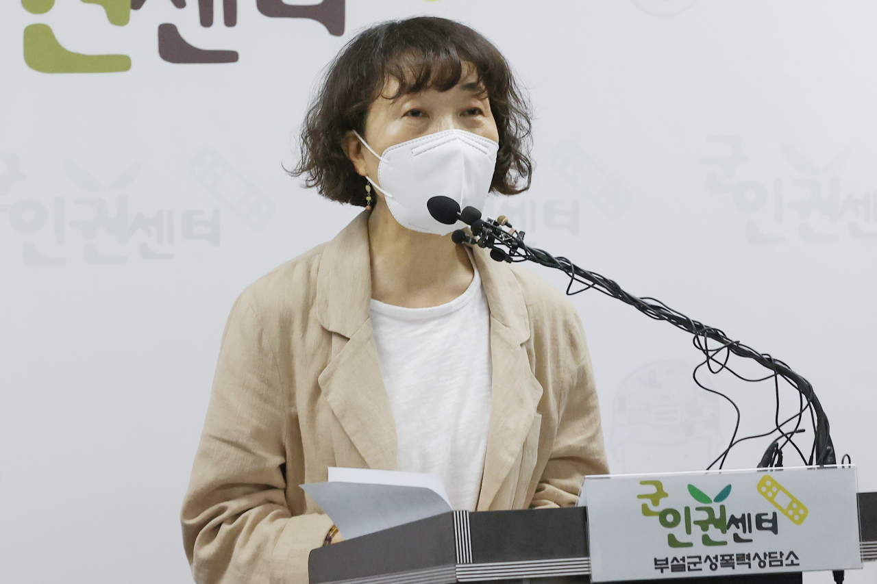 김숙경 군인권센터 부설 군성폭력상담소장이 2일 서울 마포구 군인권센터 교육장에서 공군 제15특수임무비행단 여군 하사 성폭력 사건에 관해 발언하고 있다. [연합]