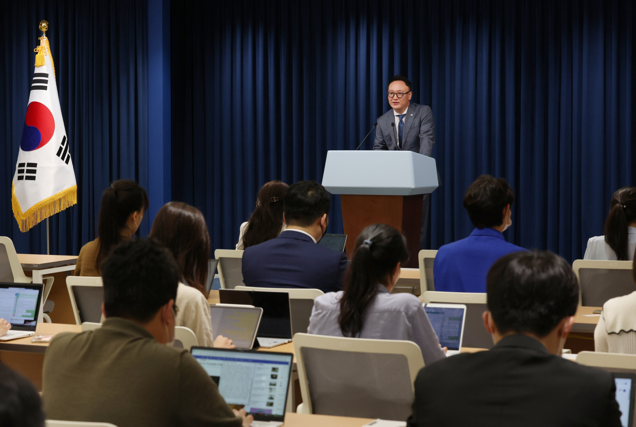 2일 오후 서울 용산 대통령실 청사 브리핑룸에서 안상훈 사회수석이 초등학교 입학 연령을 만 5세로, 한 해 낮추는 학제개편안 등 현안에 대해 브리핑하고 있다. [연합]