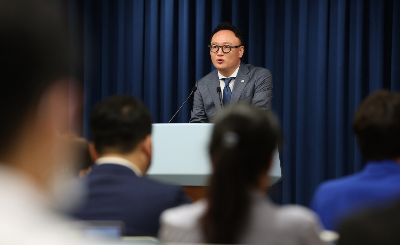 2일 오후 서울 용산 대통령실 청사에서 안상훈 사회수석이 초등학교 입학연령을 만 5세로 한 해 낮추는 학제개편안 등 현안에 대해 브리핑하기 위해 브리핑룸으로 들어서고 있다. [연합]