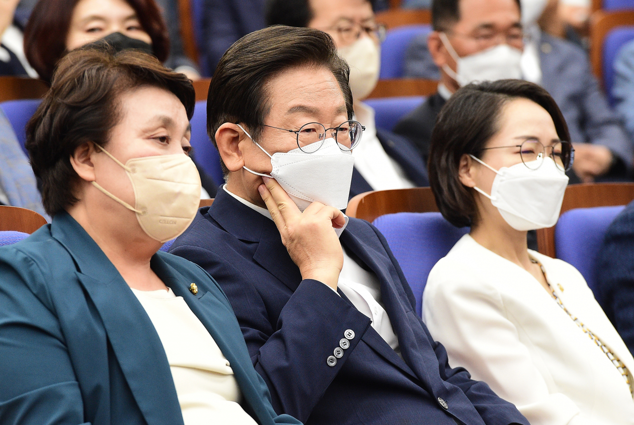 이재명 더불어민주당 의원과 참석 의원들이 2일 국회에서 열린 의원총회에서 지도부의 발언을 경청하고 있다. [이상섭 기자]