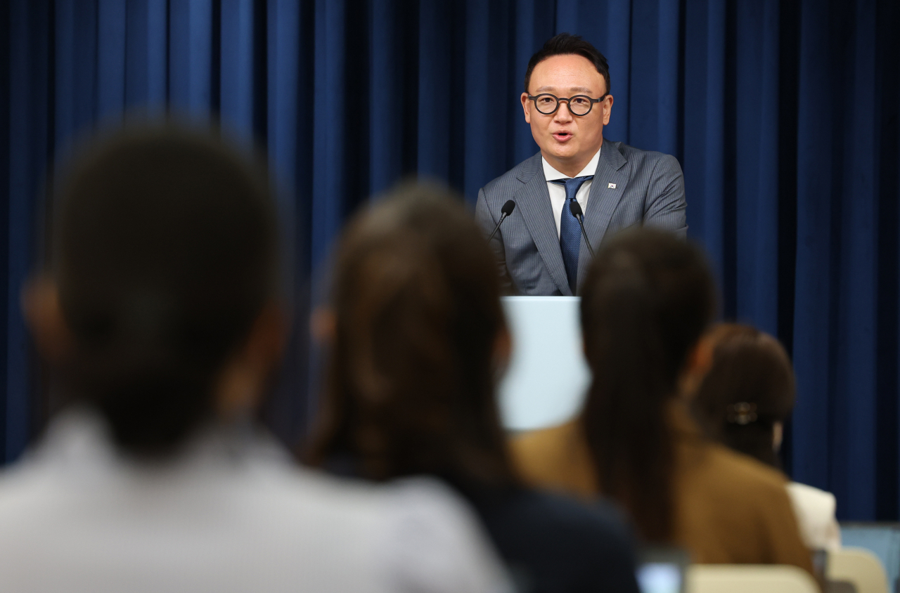 2일 오후 서울 용산 대통령실 청사 브리핑룸에서 안상훈 사회수석이 초등학교 입학연령을 만 5세로 한 해 낮추는 학제개편안 등 현안에 대해 브리핑하고 있다. [연합]