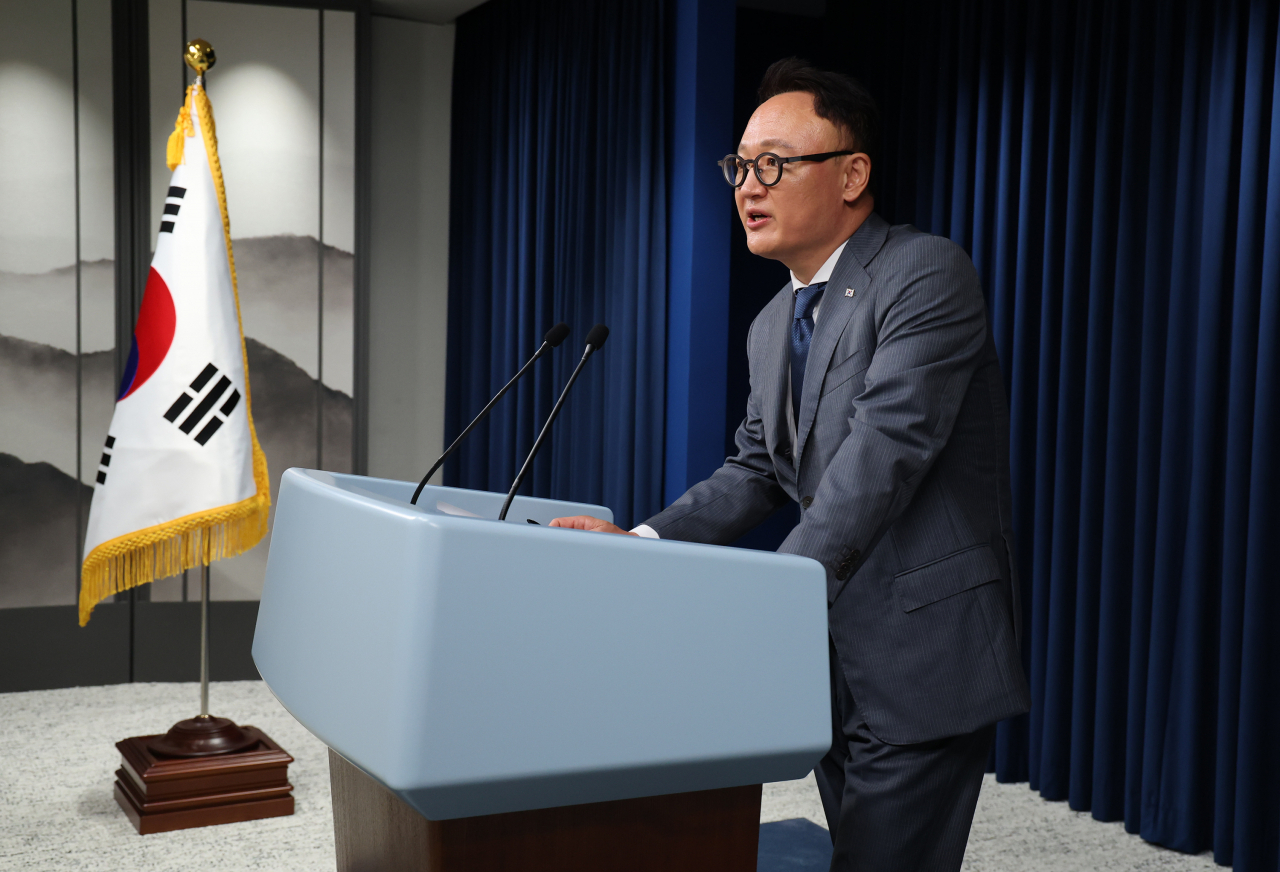 2일 오후 서울 용산 대통령실 청사 브리핑룸에서 안상훈 사회수석이 초등학교 입학연령을 만 5세로 한 해 낮추는 학제개편안 등 현안에 대해 브리핑하고 있다. [연합]