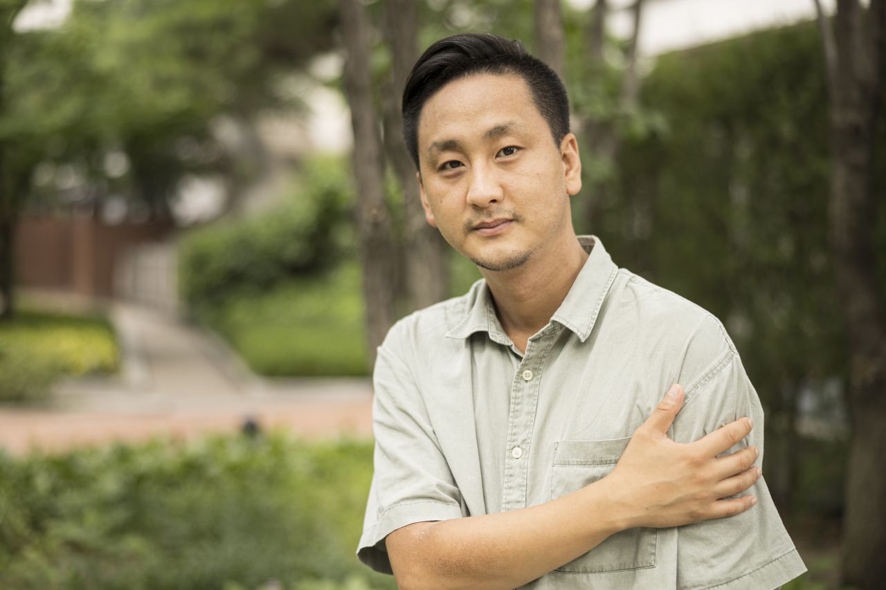 연출가 전윤환은 연극 ‘자연빵’을 통해 ‘가상화폐(코인) 투자기’를 다룬다. 그는 이 작품의 제작을 위해 10여년 연극을 하며 번 전 재산을 코인에 투자했다. 지금은 마이너스 80%를 기록 중이다. 무대에선 티켓 수익금을 실시간으로 코인에 투자하고, 관객과 쉴새없이 하락하는 코인 그래프를 공유한다. [세종문화회관 제공]