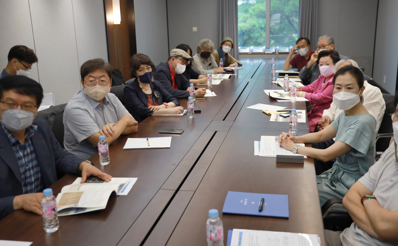 결코 가벼이 보지 말고, 함부로 얘기하지 말아야 할 청와대 관리·활용문제를 토론하는 자문위원들의 표정이 진중하다.