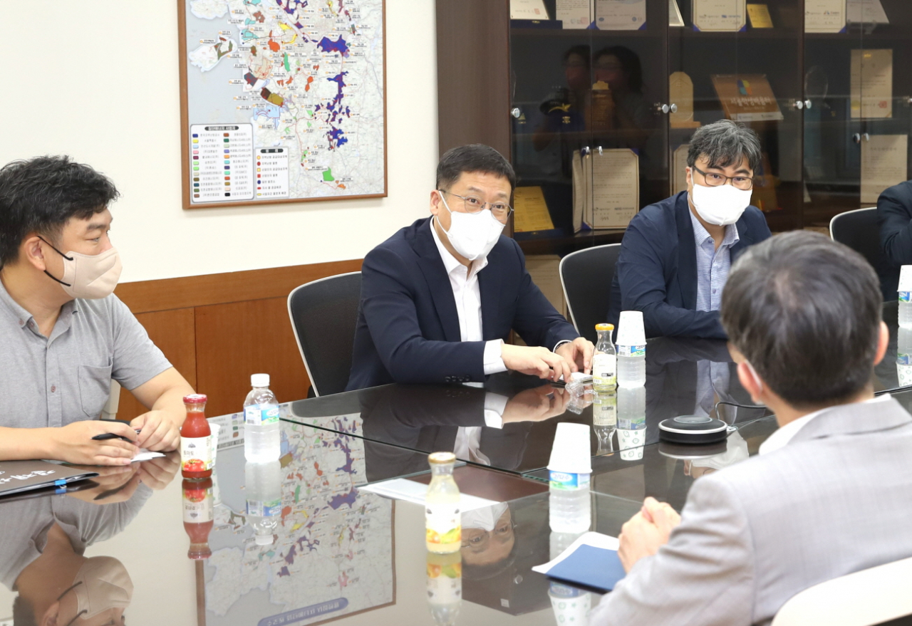 이상훈(왼쪽 두번째) 한국에너지공단 이사장이 2일 서울 양천구 소재 서울에너지공사에서 전국의 공공기관 대상 에너지 사용 실태 점검관련 관계자들과 면담하고 있다.[한국에너지공단 제공］