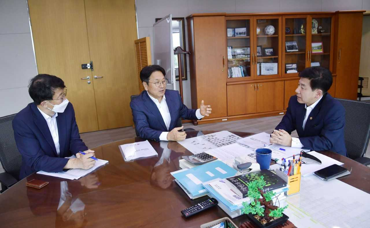 강기정 광주시장이 2일 오후 정부세종청사 기획재정부를 방문해 최상대 제2차관과 면담을 갖고 내년도 광주시 주요 현안사업에 대한 국비 지원 협조를 요청하고 있다.