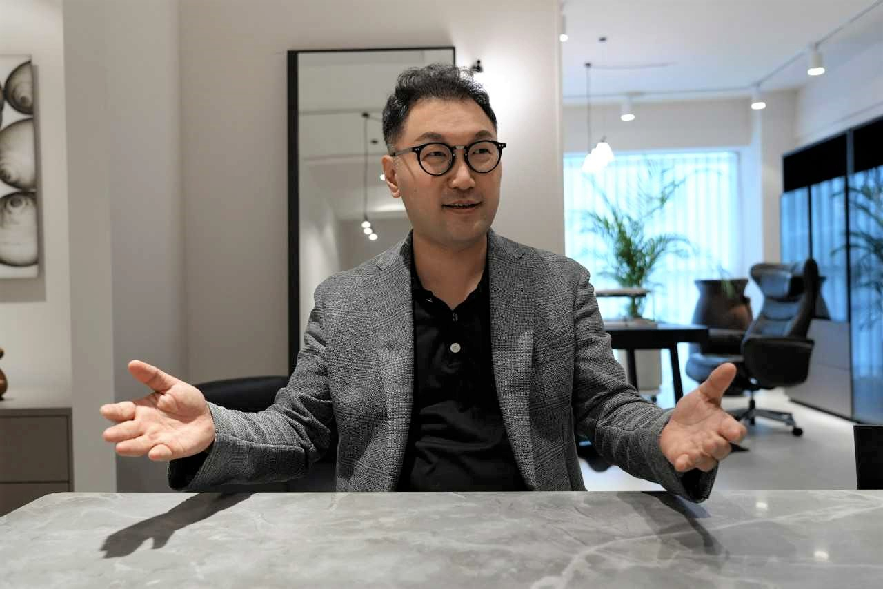 호텔과 리조트 등 B2B 분야에서 가구를 선보여온 장동헌 쏘홈 대표. [쏘홈 제공]