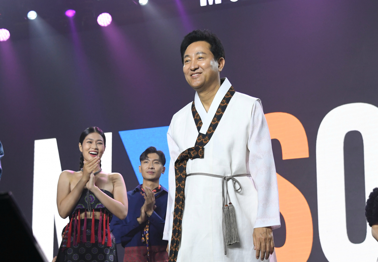 오세훈 서울시장은 2일 오후(현지시간) 베트남 호찌민 젬센터에서 열린 서울 관광 재도약 프로모션 ‘마이 소울 서울(My soul seoul)’에서 한복을 입고 등장하고 있다. [서울시 제공]