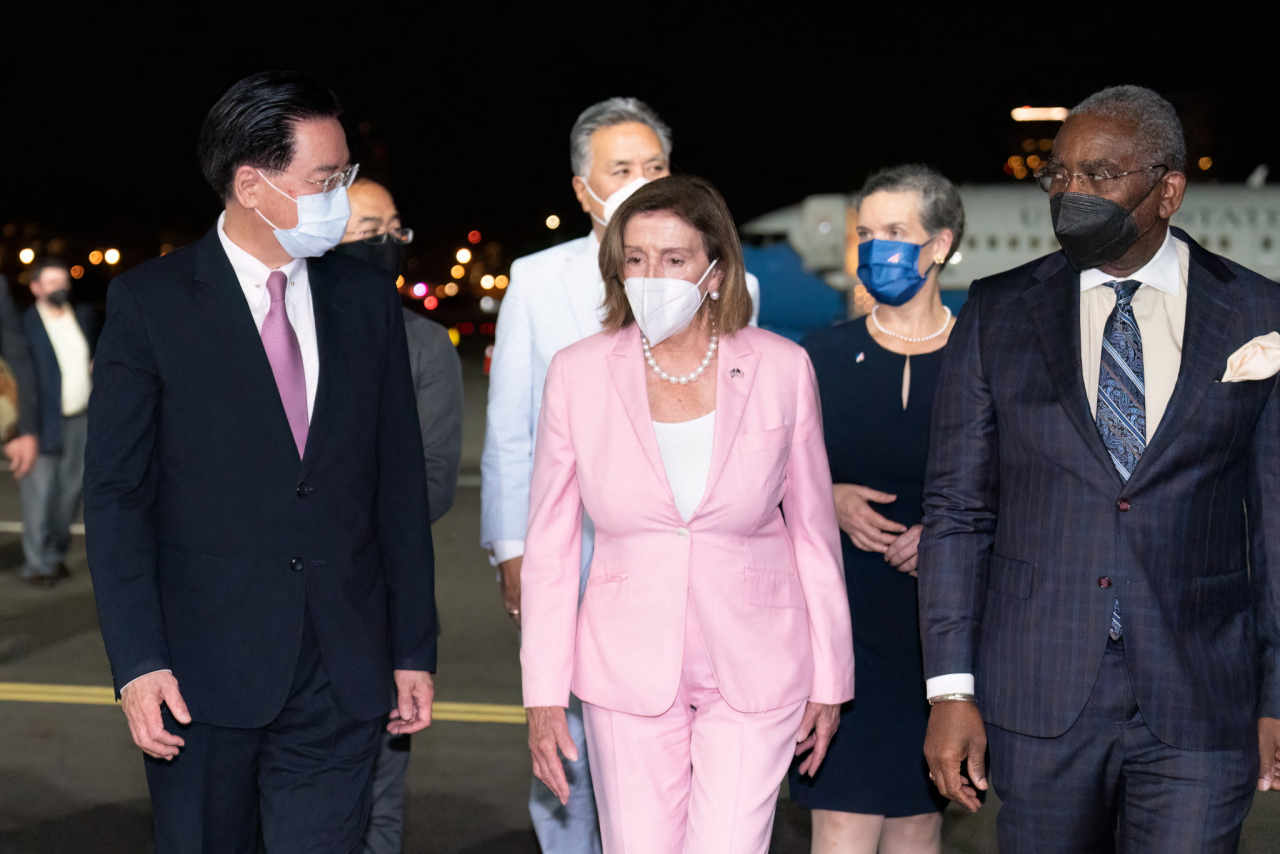 지난 2일(현지시간) 밤 대만에 도착한 낸시 펠로시(가운데) 미국 하원의장 [연합]