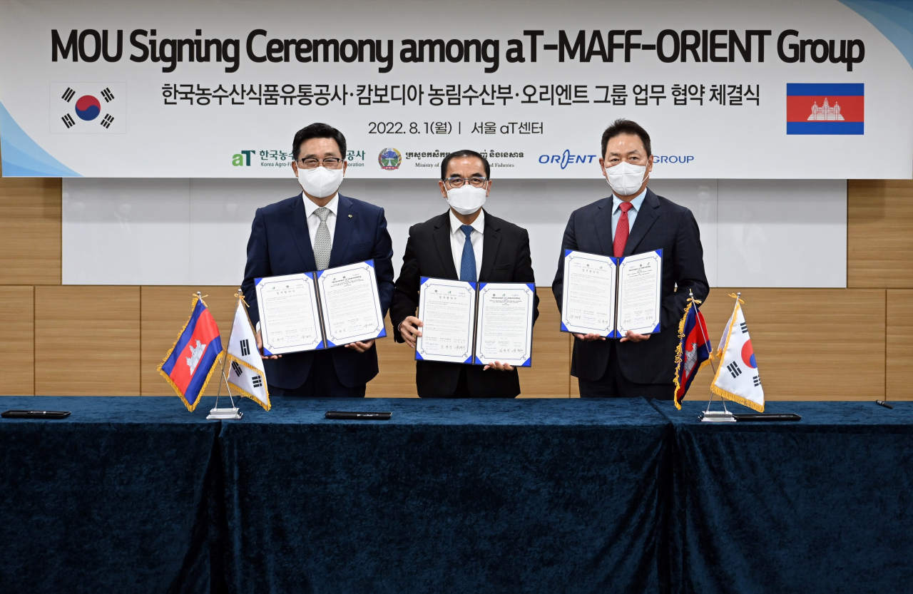 김춘진(왼쪽) 한국농수산식품유통공사 사장이 지난 1일 서울 서초구 aT센터에서 캄보디아 농림수산부, 오리엔트그룹과 K푸드 수출 확대와 저탄소 식생활 확산 등을 위한 업무협약을 체결한 후 기념촬영을하고 있다.[한국농수산식품유통공사 제공］
