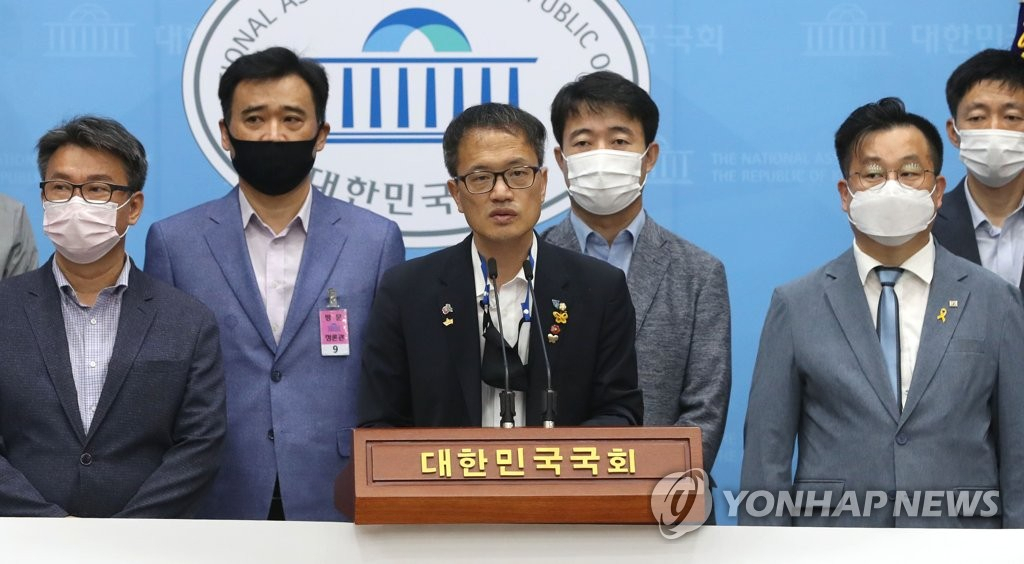 노동이사제 도입 위한 공공기관운영법 발의 기자회견하는 박주민 더불어민주당 의원. [연합]