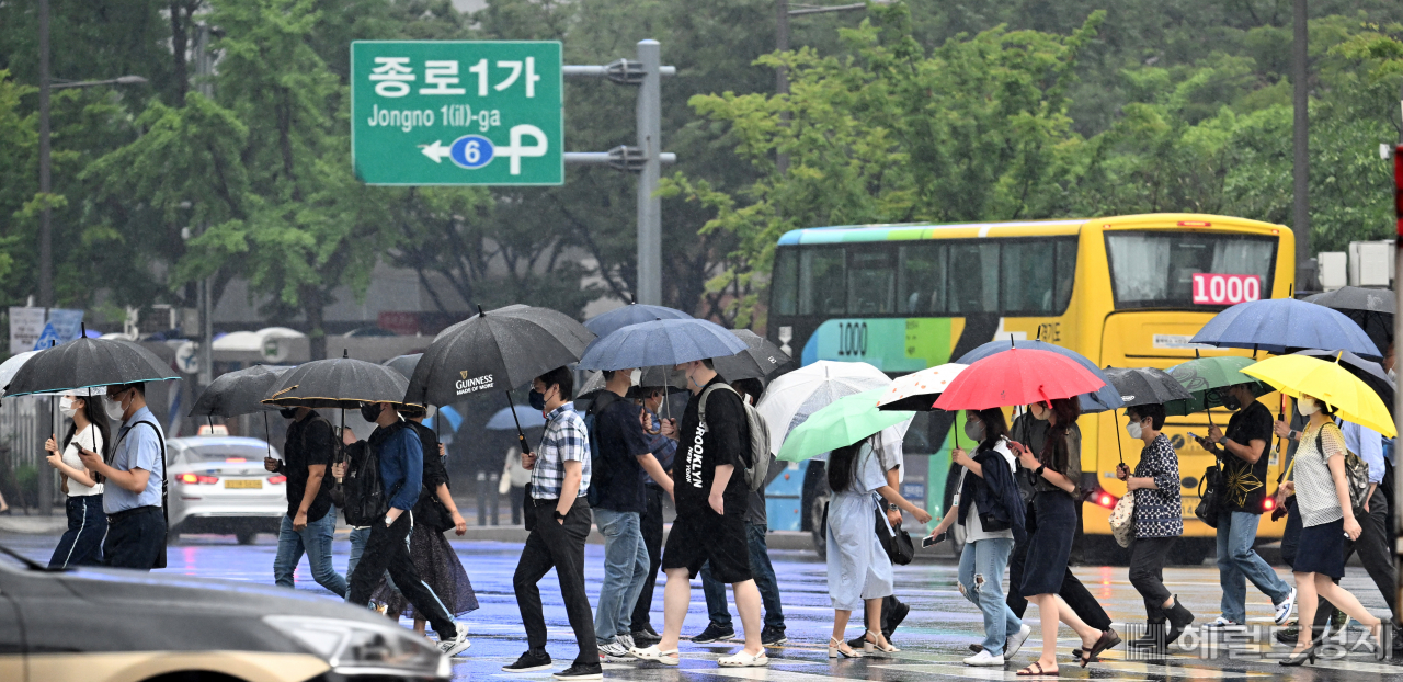 3일 서울 종로구 광화문광장 일대에서 시민들이 우산을 쓰고 거리를 지나고 있다. 임세준 기자