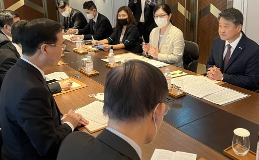 김학도 중소벤처기업진흥공단 이사장(윗줄 오른쪽)이 3일 서울 소공동 롯데호텔에서 보 반 트엉 베트남 중앙당 상임서기를 만나 협력 방안을 논의하고 있다. [중진공 제공]