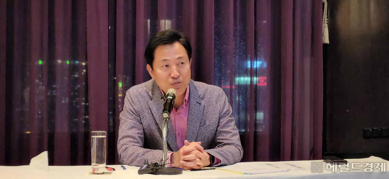 오세훈 서울시장이 베트남 호찌민에서 출장 동행 기자들과 만나 인터뷰를 하고 있다. [서울시공동취재단]