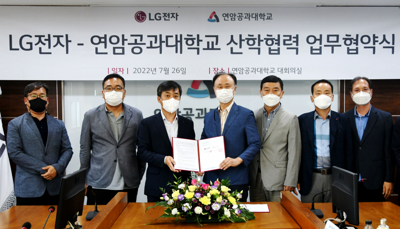 LG전자가 최근 연암공과대학교와 우수인재 양성을 위한 업무협약(MOU)을 체결하고 강주석 LG전자 고객가치혁신HR담당(왼쪽에서 세 번째), 연암공과대학교 기획처장 박상규 교수(왼쪽에서 네 번째) 등이 기념촬영을 하고 있다.