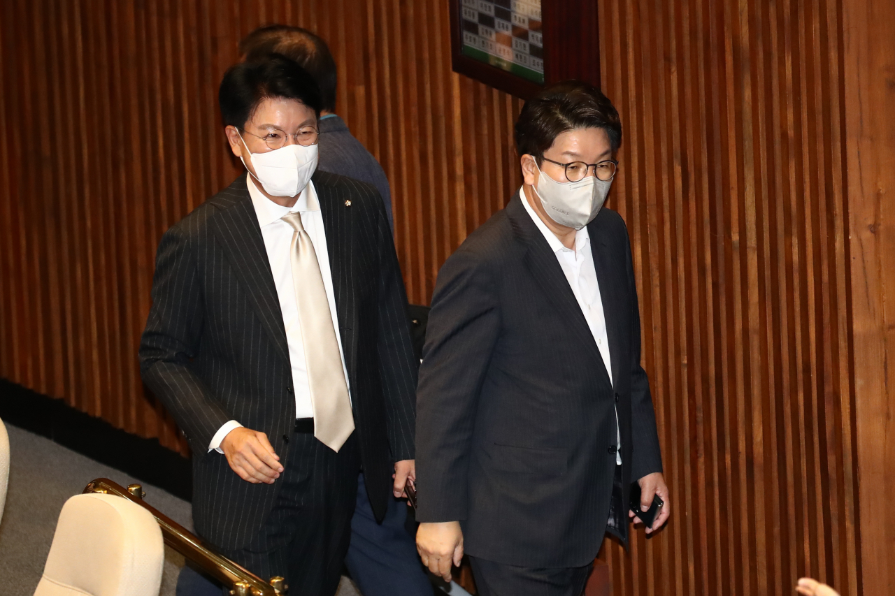 2일 국회에서 열린 본회의에서 국민의힘 권성동 원내대표와 장제원 의원이 본회의장 밖으로 나가고 있다. 연합뉴스