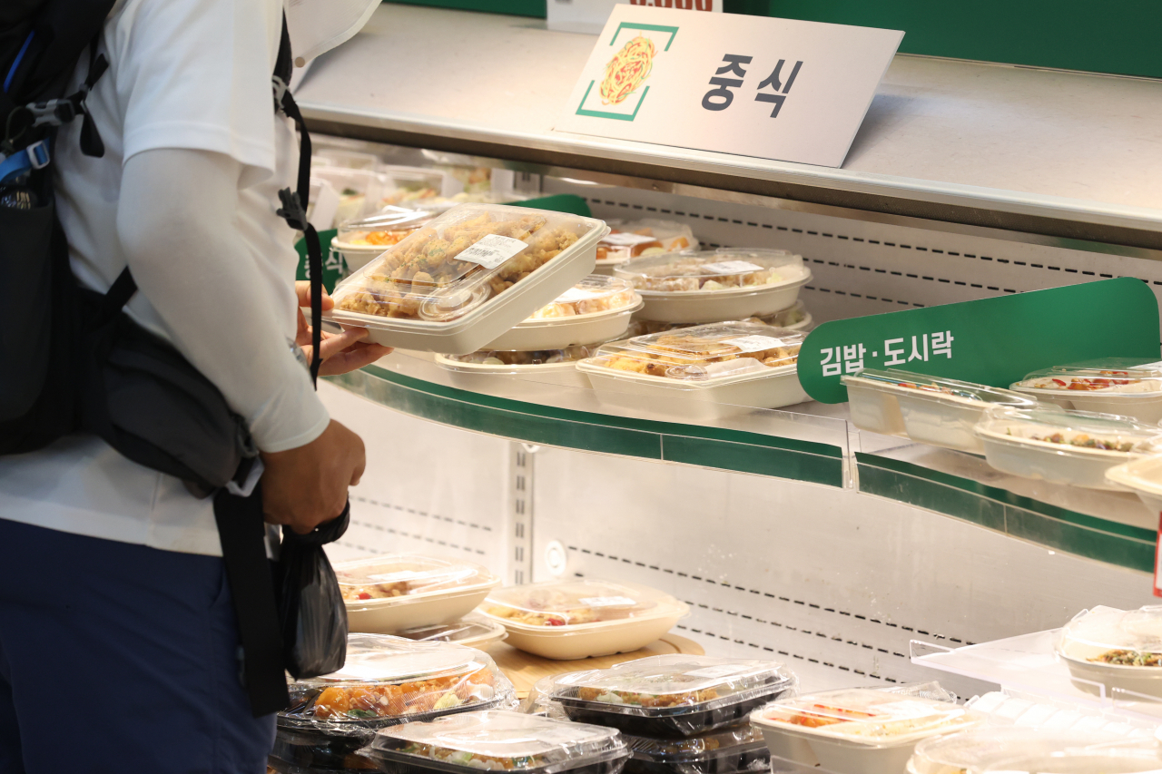 물가 상승으로 편의점 등에서 도시락으로 식사를 해결하는 사람들이 늘면서 유통업계가 먹거리 상품군 강화에 나섰다. 서울의 한 대형마트에서 이용객들이 먹거리 상품을 고르고 있다. [연합]