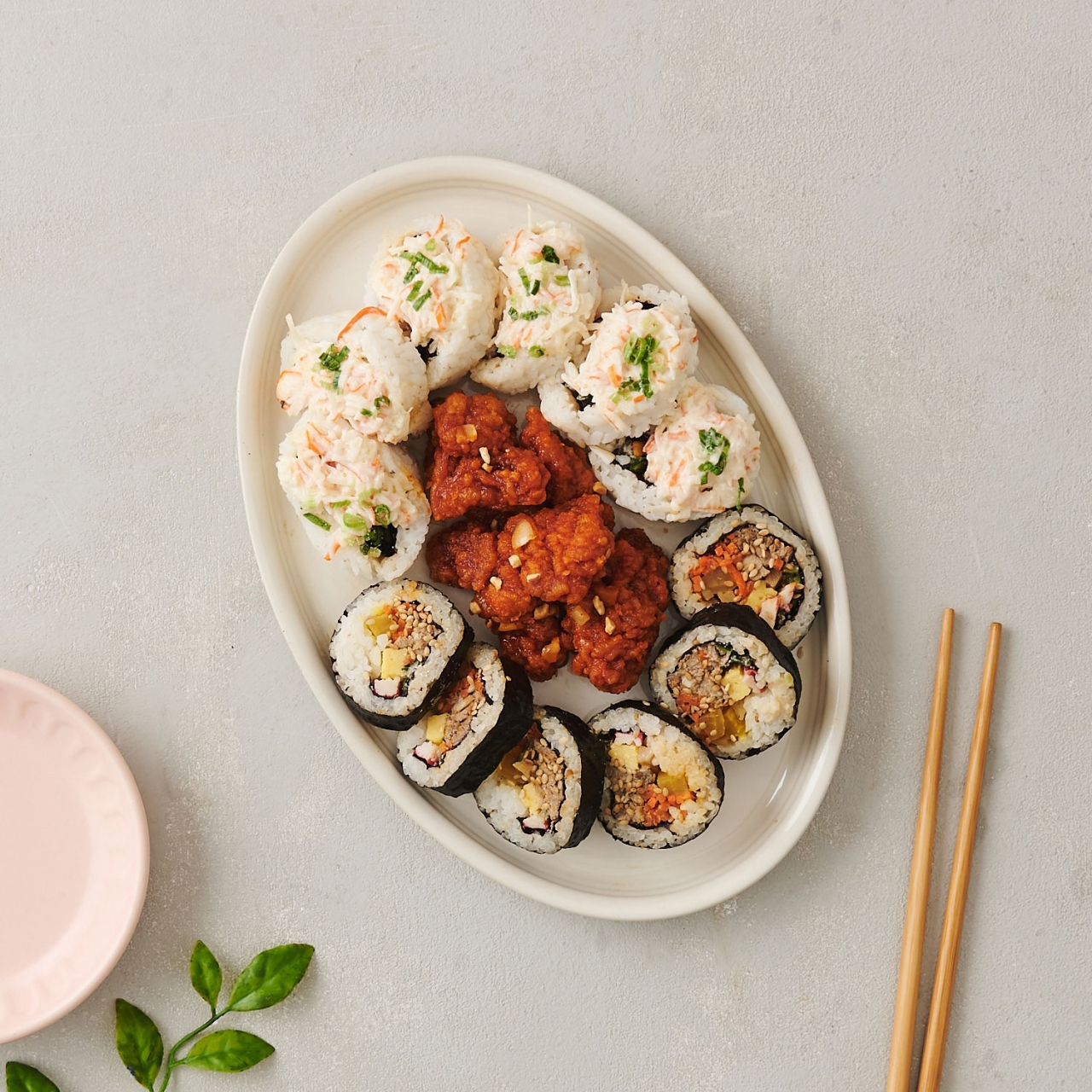 롯데마트의 델리 인기 메뉴를 모은 ‘김밥&롤 닭강정 세트’ 이미지. [롯데마트 제공]
