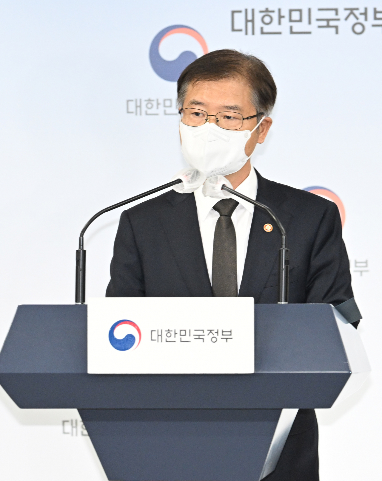 이정식 고용노동부 장관이 14일 서울 종로구 정부서울청사에서 대우조선 사내하청 노조 파업 장기화와 관련해 입장을 발표하는 브리핑을 하고 있다. 임세준 기자
