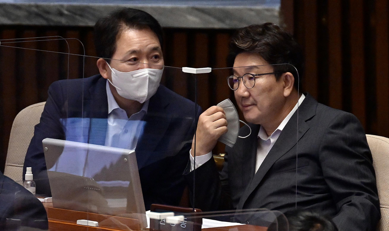 2일 국회 본회의장에서 열린 제398회 국회 8차 본회의에서 국민의힘 권성동 원내대표와 성일종 정책위의장이 이야기를 나누고 있다. [이상섭 기자]