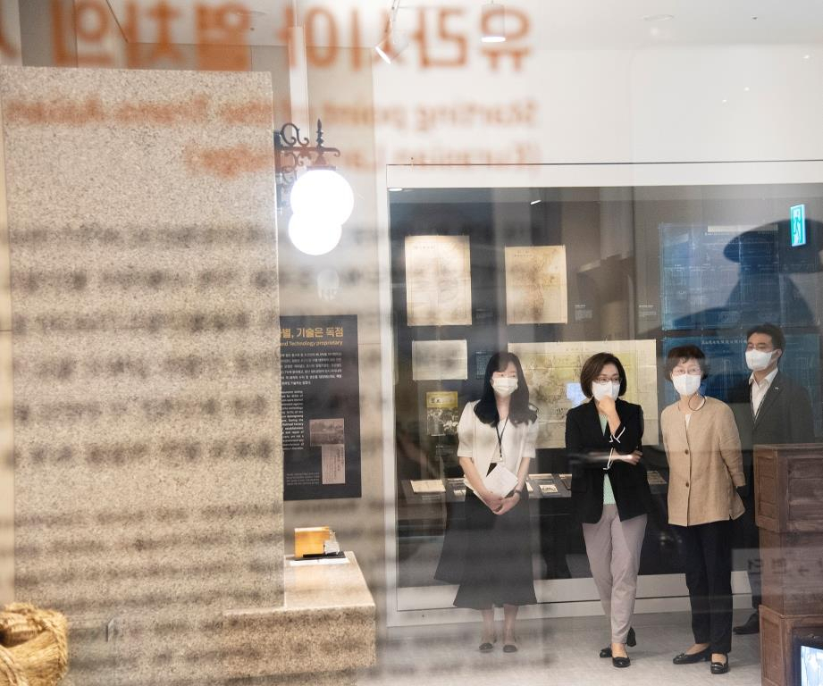 2일 박희영 서울 용산구청장이 용산역사박물관에서 직원에게 당부의 말을 하고 있다. [용산구 제공]