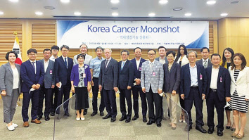 1일 국회에서 열린 ‘Korea Cancer Moonshot : 액체생검기술 상용화’ 포럼 참석자들이 기념촬영을 하고 있다. [EDGC 제공]