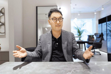 호텔과 리조트 등 B2B 분야에서 가구를 선보여온 장동헌 쏘홈 대표. [쏘홈 제공]