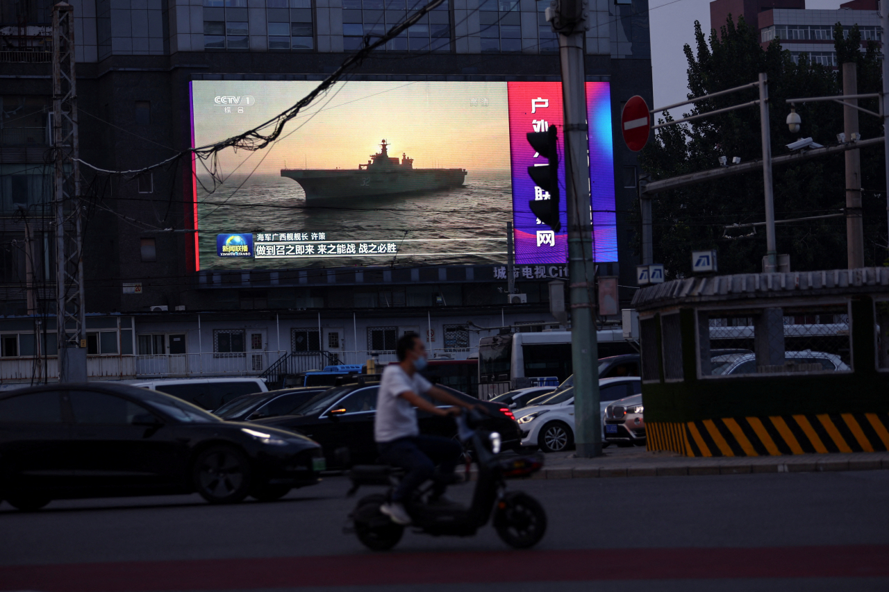 2일 중국 베이징 시내에 있는 전광판에 인민해방군(PLA)의 항공모함 사진이 띄워져 있다. [로이터]