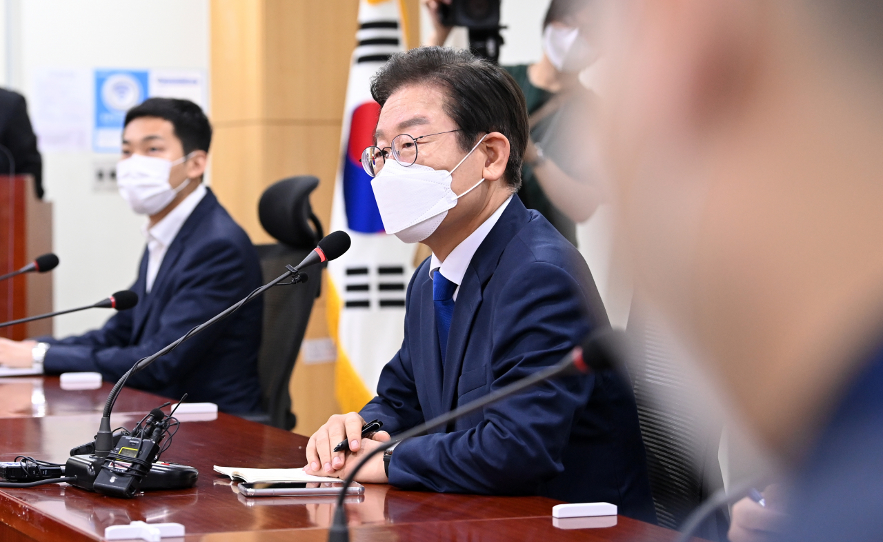 이재명 더불어민주당 당 대표 후보가 3일 국회 의원회관에서 열린 기자간담회에서 기자들의 질문에 답하고 있다. [이상섭 기자]