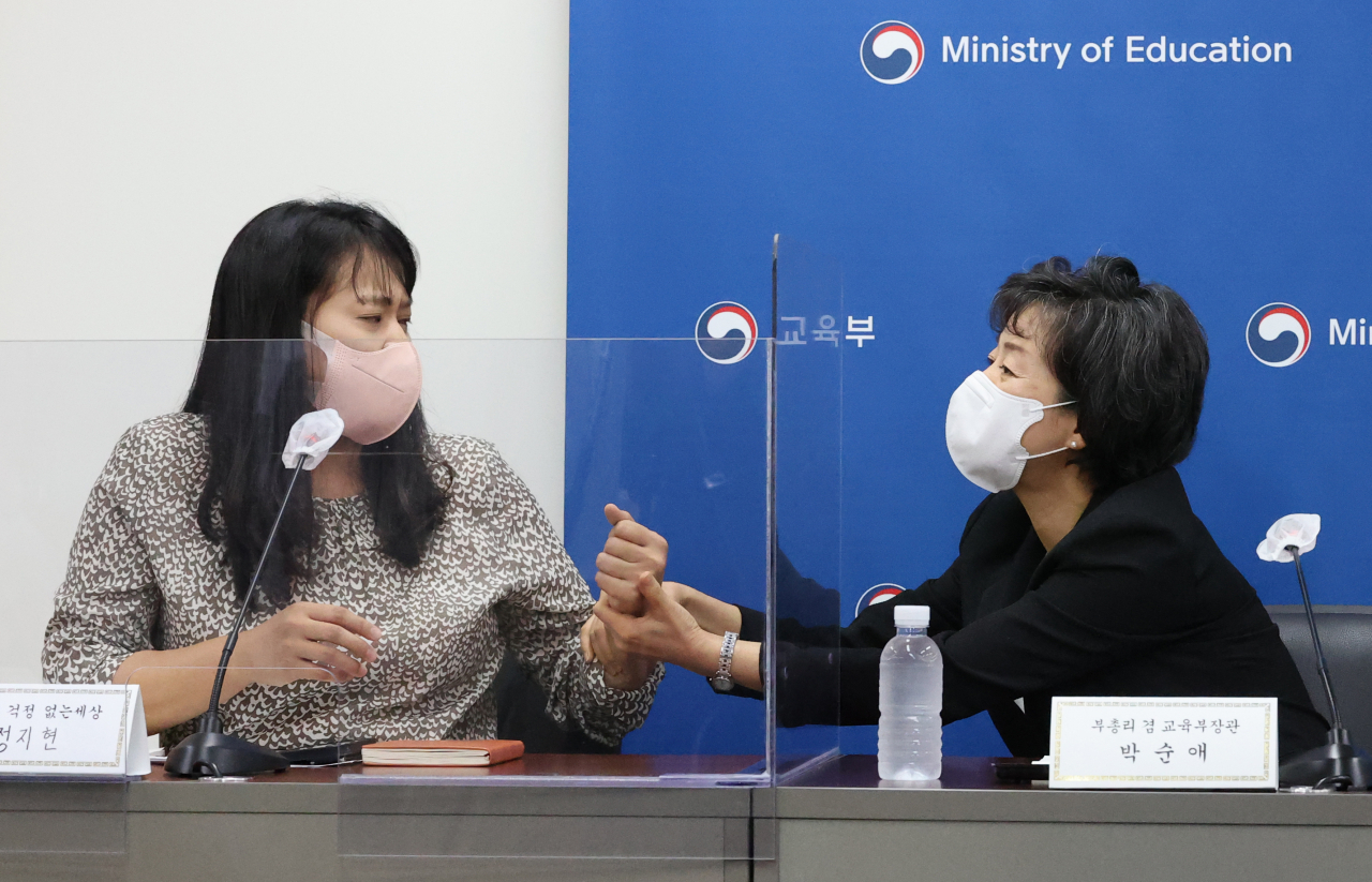 박순애 사회부총리 겸 교육부장관이 2일 서울 종로구 정부서울청사에서 열린 학제개편안 관련 학부모단체간담회에서 학부모가 발언 중 눈물을 흘리자 달래고 있다. [연합]