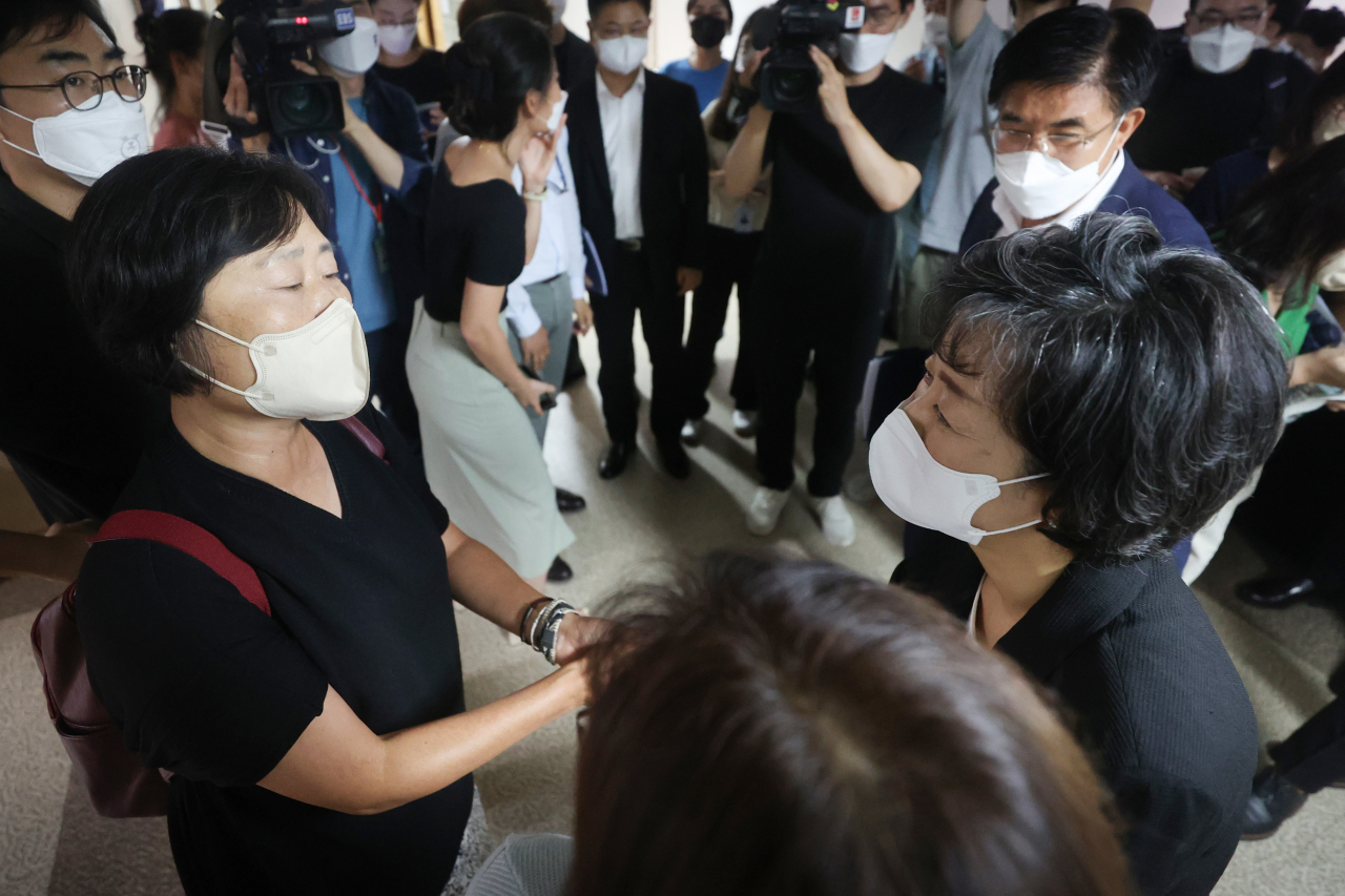 박순애 사회부총리 겸 교육부장관이 2일 서울 종로구 정부서울청사에서 열린 학제개편안 관련 학부모단체간담회 종료 후 한 학부모단체 대표에게 악수를 청하며 대화를 시도하고 있다. [연합]