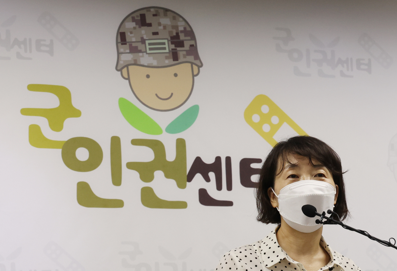 3일 서울 마포구 군인권센터에서 김숙경 군인권센터 부설 군성폭력상담소장이 ‘공군15비 여군 하사 성폭력 사건 반박’ 기자회견을 하고 있다. [연합]