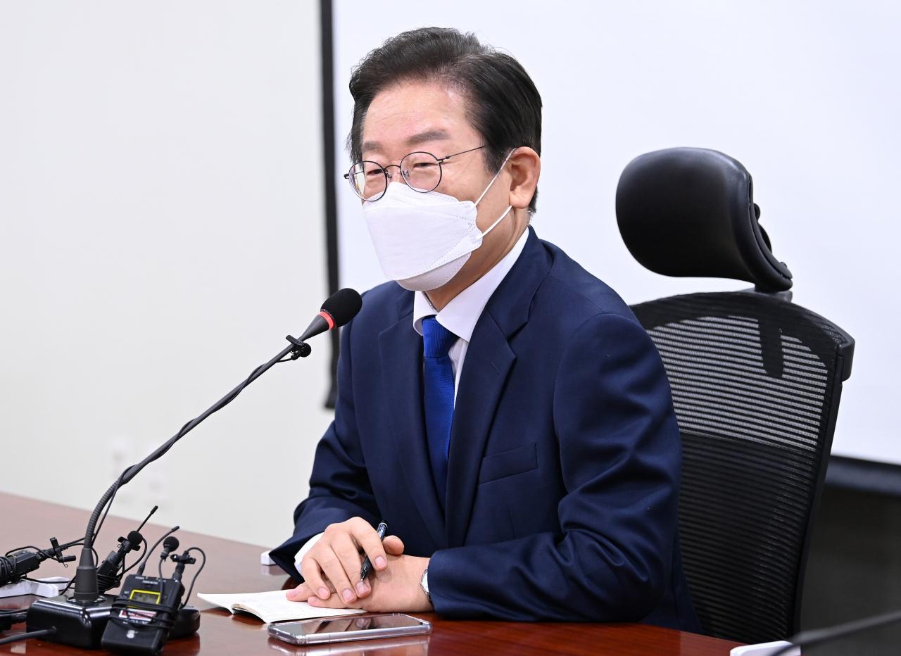 더불어민주당 이재명 당 대표 후보가 3일 국회 의원회관에서 열린 기자간담회에서 기자들의 질문에 답하고 있다. [연합]