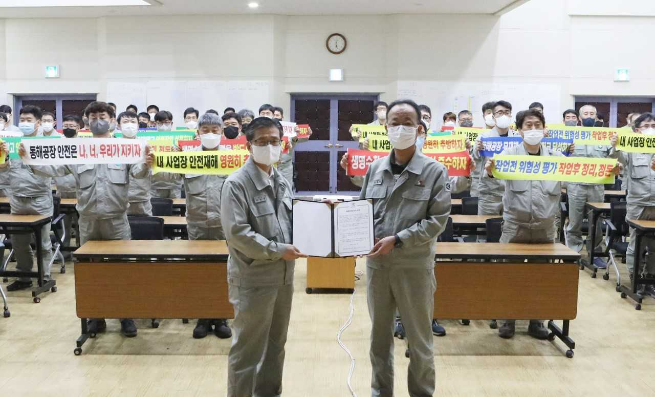 이현중 쌍용C&E 대표(왼쪽)와 최동환 쌍용C&E 노조 위원장이 3일 자사 동해공장에서 노사협력 내용의 공동선언문을 발표하고 있다. [회사 제공]