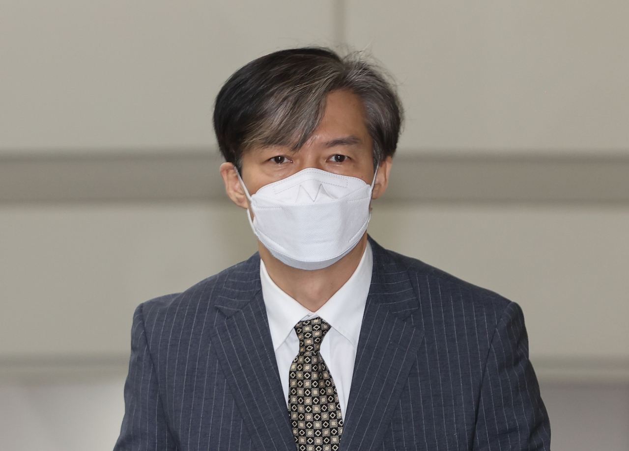 자녀 입시비리 혐의로 재판에 넘겨진 조국 전 법무부 장관이 지난달 15일 오전 서울중앙지법에서 열린 1심 속행 공판에 출석하기 위해 법정으로 향하고 있다. [연합]