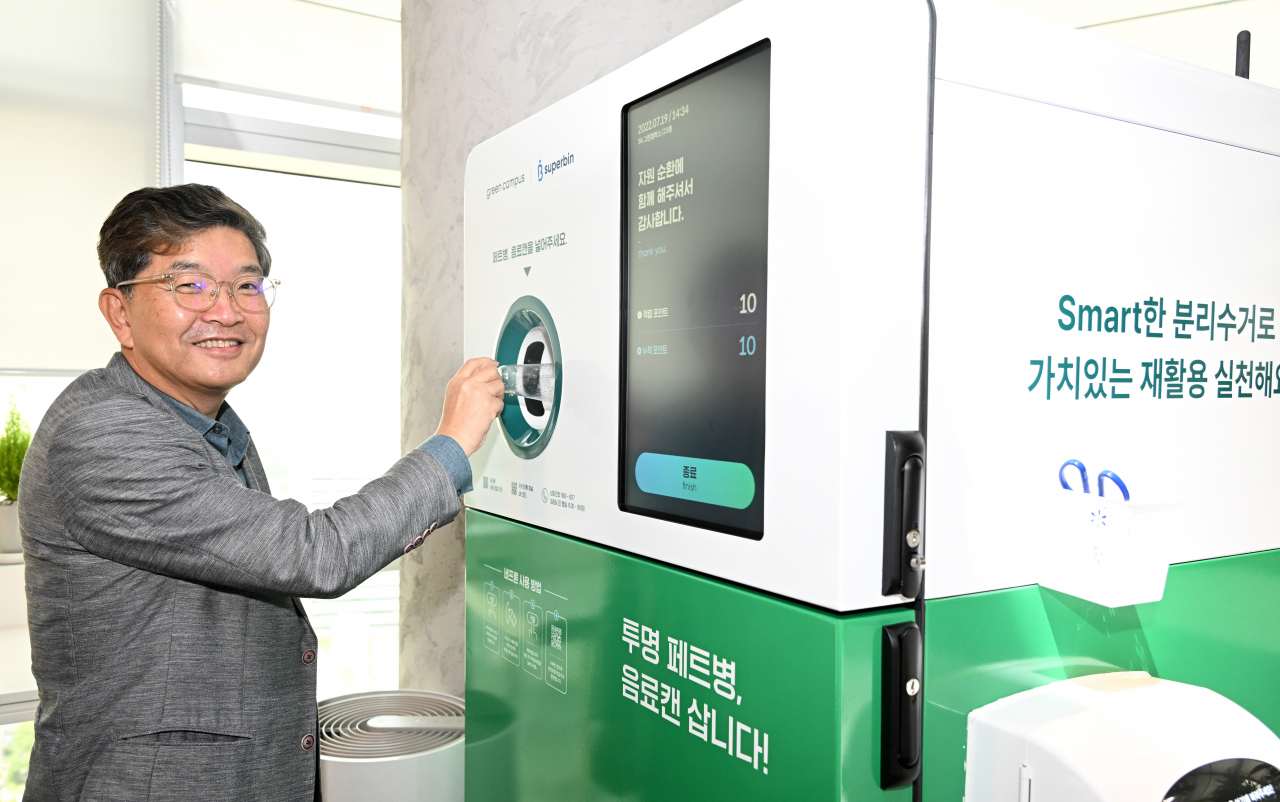나경수 SK지오센트릭 사장이 서울 종로구 종로타워빌딩에서 가진 헤럴드경제와 인터뷰 중 자동 재활용 수거기 앞에서 시범을 보이고 있다. [임세준 기자]