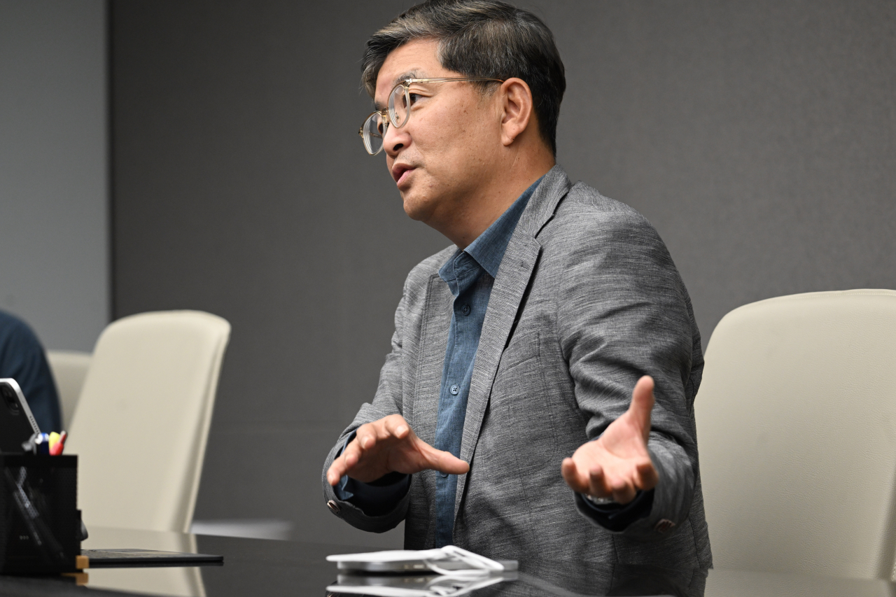 나경수 SK지오센트릭 사장은 최근 서울 종로구 종로타워빌딩에서 가진 헤럴드경제와의 인터뷰에서 “중소기업과 상생할 방안을 다각도로 고민하고 있다”며 “국민 전체에 실익을 줄 수 있는 재활용 산업의 선진화를 위해 (대기업에도) 재활용사업 투자의 문호가 열리기를 바란다””고 말했다. [임세준 기자]