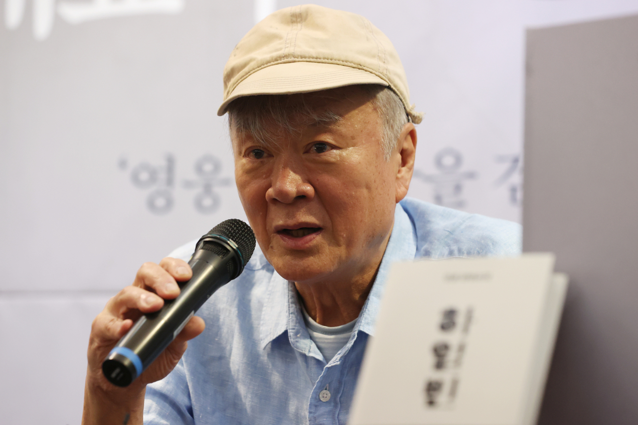 김훈 작가가 3일 오전 서울 마포구의 한 카페에서 신작 '하얼빈' 출간 간담회를 하고 있다. 연합뉴스