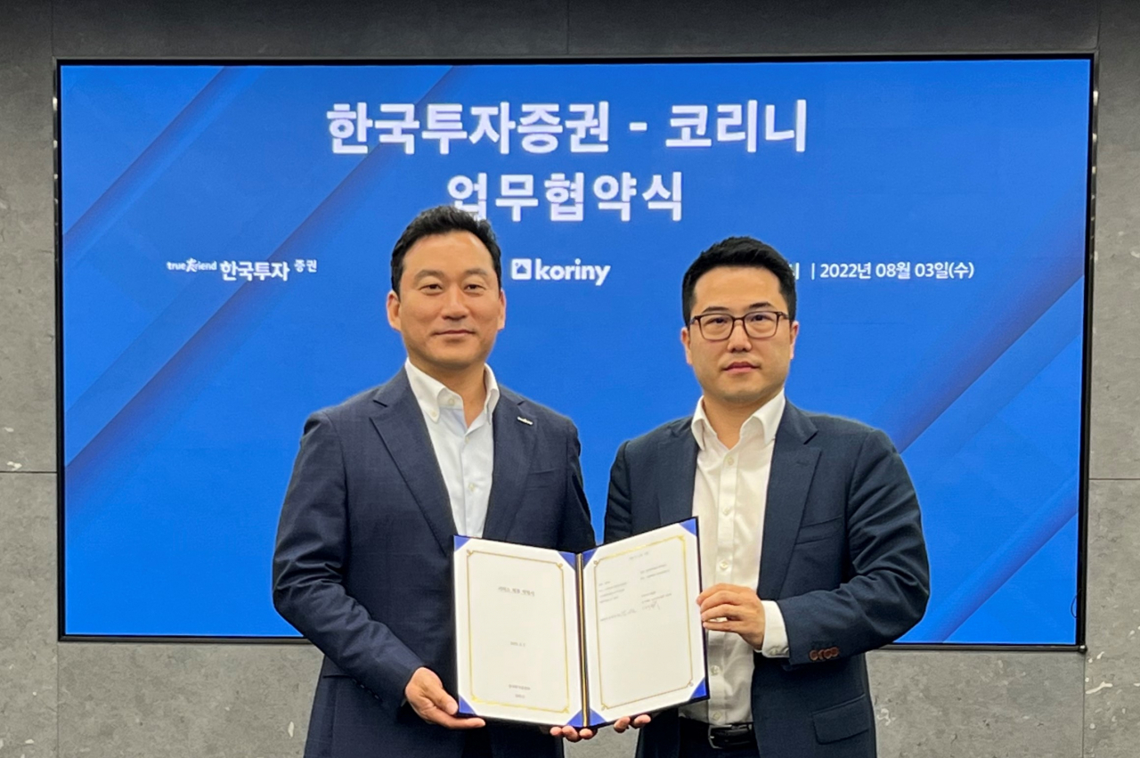3일 한국투자증권 서울 여의도 본사에서 열린 한국투자증권-코리니 업무협약식에서 김성환 한국투자증권 개인고객그룹장(왼쪽)과 문태영 코리니 대표가 기념사진을 촬영하고 있다. [한국투자증권 제공]