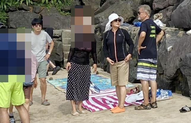문재인 전 대통령 부부가 제주의 한 해수욕장에서 탁현민 전 청와대 의전비서관과 만난 모습. [온라인 커뮤니티]